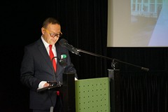 Dyrektor biblioteki Dariusz Pawlikowski wita zebranych