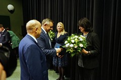 Prezedent Piotr Jedliński i przewodniczący Rady Miejskiej Jan Kuriata wręczają medale 