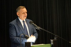 Życzenia jubileuszowe składa prezedent miasta Piotr Jedliński