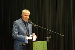 Życzenia jubileuszowe składa starosta koszaliński Marian Hermanowicz