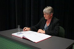 Do księgi pamiątkowej biblioteki wpisuje się Grażyna Chłodnicka