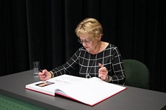 Do księgi pamiątkowej biblioteki wpisuje się Teresa Miękus