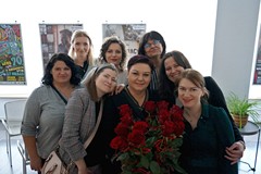 Uradowane pracownice Koszalińskiej Biblioteki Publiczej z kwiatami