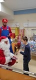 Mario z Mikołajem rozdają prezenty