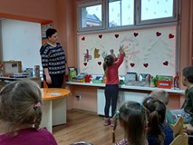 Dzieci odgadują i układają po kolei zwierzątka wsiadające na rower