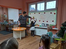 Dzieci odgadują i układają po kolei zwierzątka wsiadające na rower