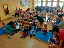 Maluszki przeglądają przyniesione z biblioteki książeczki