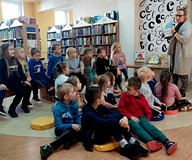 Gosia prezentuje grupie najpiękniejsze książki o dinozaurach ze zbiorów naszej biblioteki