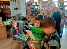 Pierwszoklasiści oglądają najciekawsze książeczki dla młodych czytelników