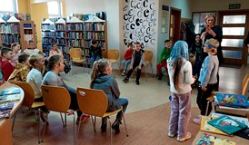 Dzieci występują w inscenizacji KRÓLEWNY ŚNIEŻKI