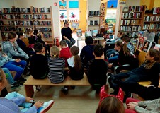 Gosia czyta dzieciom z klasy IIIC KSIĄŻKĘ BEZ OBRAZKÓW