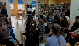 Wiola prezentuje trzecioklasistom najciekawsze książki dla młodych czytelników