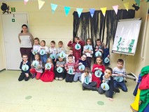 Dzieci prezentują prace plastyczne