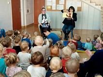 Wiola czyta maluszkom książeczkę pt. WSZYSCY ZIEWAJĄ