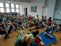 Maluchy przeglądają książeczki przytaszczone przez Gosię i Wiolę