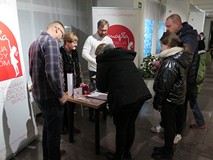 Uczestnicy spotkania podczas zakupu płyty