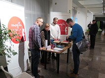 Uczestnik spotkania podczas zakupu płyty