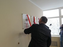 Prezydent Piotr Jedliński odsłania tablicę ku czci Marii Pileckiej