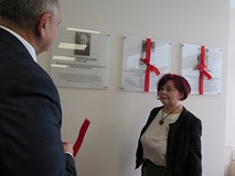 Prezydent Piotr Jedliński wraz z córką Aleksandra Majorka odsłonili tablicę ku jego czci.