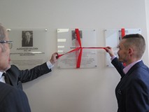 Prezydent Piotr Jedliński wraz z wnukiem i prawnukiem Marii Hudymowej odsłaniają tablicę ku jej czci