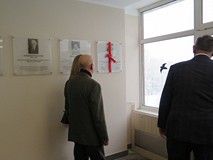 Prezydent Piotr Jedliński wraz z rodziną Andrzeja Ziemińskiego odsłaniają tablicę ku jego czci.