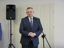 W czasie uroczystości odsłonięcia tablic przemawia Prezydent Miasta Piotr Jedliński