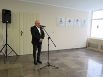 W czasie uroczystości odsłonięcia tablic przemawia poseł Piotr Zientarski