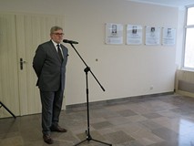 W czasie uroczystości odsłonięcia tablic przemawia wnuk p. Marii Hudymowej