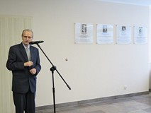 W czasie uroczystości odsłonięcia tablic przemawia Eugeniusz Żuber