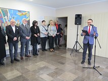 Honorowi goście uroczystego odsłonięcia tablic zasłużonych dyrektorów Koszalińskiej Biblioteki Publi