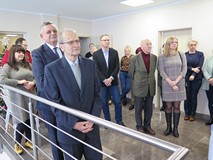 Honorowi goście uroczystego odsłonięcia tablic zasłużonych dyrektorów Koszalińskiej Biblioteki Publi