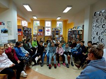 Ręce w górę podnoszą ci, którzy są zapisani do biblioteki - niemal cała klasa