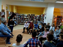 Wiola prezentuje trzecioklasistom największą książkę w naszych zbiorach