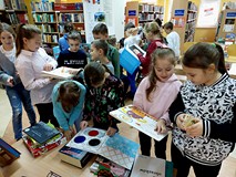 Trzecioklasiści przeglądają najpiękniejsze książki z naszych zbiorów