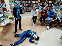 Uczniowie klasy III d w inscenizacji Królewny Śnieżki (śnieżka leży na podłodze po zjedzeniu zatrute