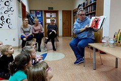 Gosia prezentuje grupie książkę pt. Kolorowy potwór