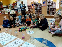 Przedszkolaki porządkują emocje wkładając kolorowe wstążki do odpowiednio opisanych pojemników