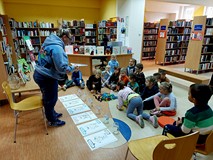 Przedszkolaki porządkują emocje wkładając kolorowe wstążki do odpowiednio opisanych pojemników