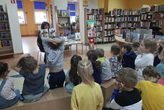 Przedszkolaki z grupy PSZCZÓŁEK odgadują jaki miś widnieje na planszy pokazywanej przez Wiolę