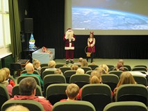 Mikołaj i Śnieżynka przed pokazem filmowym w sali kinowej.