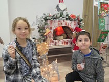 Dzieci z gotowymi przypinkami.