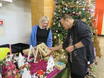 Dyrektor Dariusz Pawlikowski ogląda ozdoby wykonane przez WTZ nr 2 w Koszalinie.