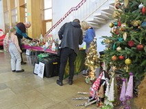 Stoisko ozdób świątecznych.