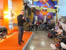 Bartosz Czaja podczas koncertu świątecznego.