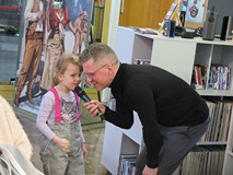 Dziewczynka odpowiada na pytanie.