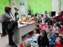 Pani Ania pokazuje dzieciom Pacynkę - Misia Uszatka