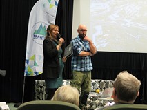 Organizatorka spotkania Iza Rutkowska wita gościa