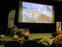 Gość na tle prezentacji o Grenlandii