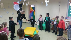 dzieci stoją w kole podczas zabawy