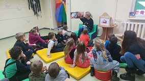 Bibliotekarka czyta dzieciom bajkę